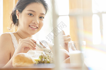 青年女子居家吃早餐图片