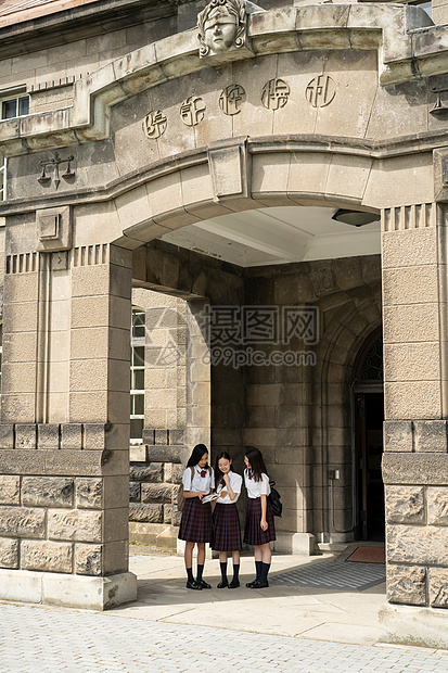 女高中学生一起逛博物馆图片