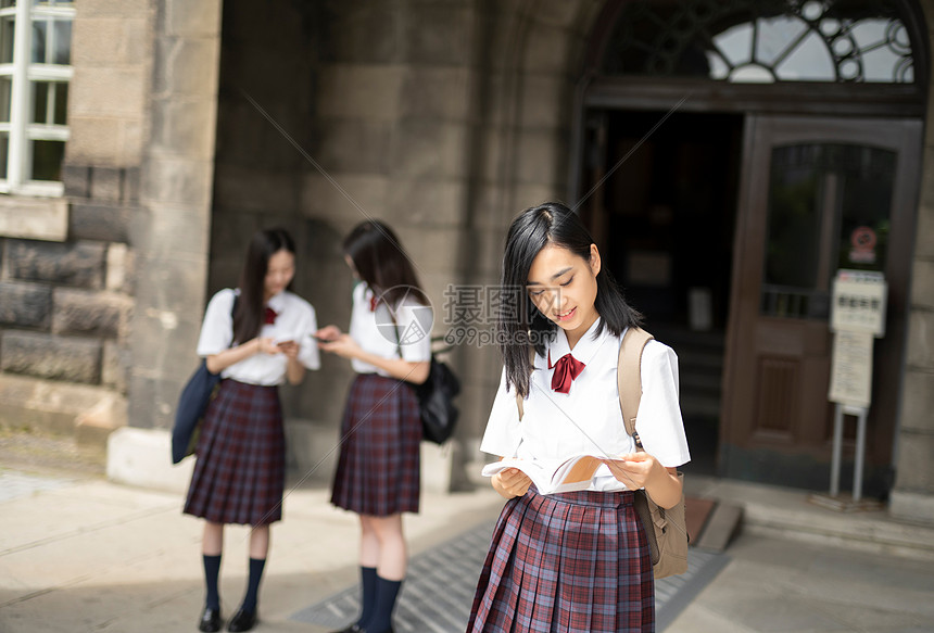 亲热女生亚洲女学生札幌学校旅行札幌市博物馆图片