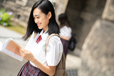 燃烧体1人年轻的女孩女学生札幌学校旅行札幌市博物馆背景