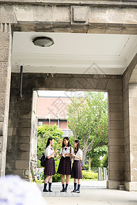 日本人愉快可爱女学生札幌学校旅行札幌市博物馆背景