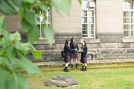 女高中学生一起逛博物馆图片