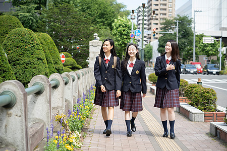 城镇地区快乐的热情女学生札幌学校之旅图片