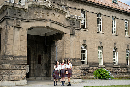 女高中生一起博物馆游览图片
