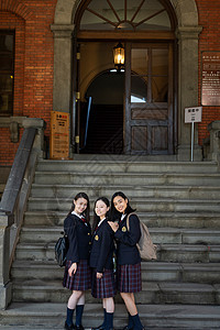 女学生在学校里合影图片