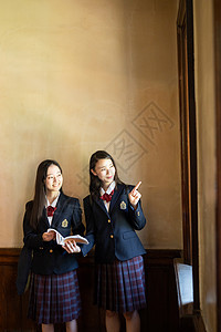 女学生在学校里合影图片