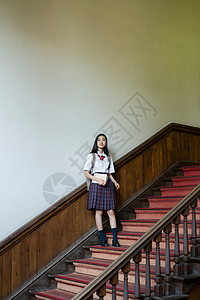 校服女生在楼梯上拍照图片