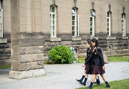 女学生在学校里合影图片