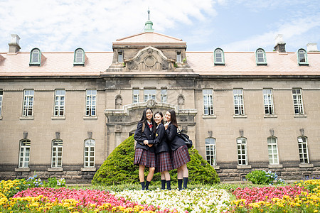 穿校服的女学生在学校里合影图片