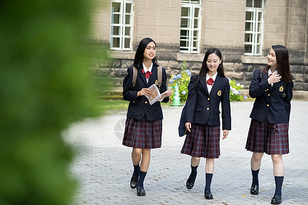 穿校服的女学生在学校里合影图片