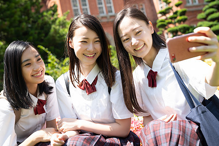 穿校服高中女生在校园自拍图片