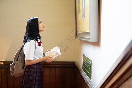 女学生在学校游玩图片