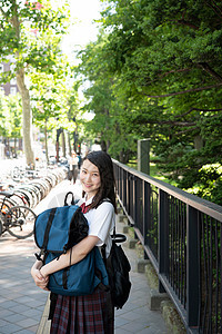 高中女生在学校游玩图片