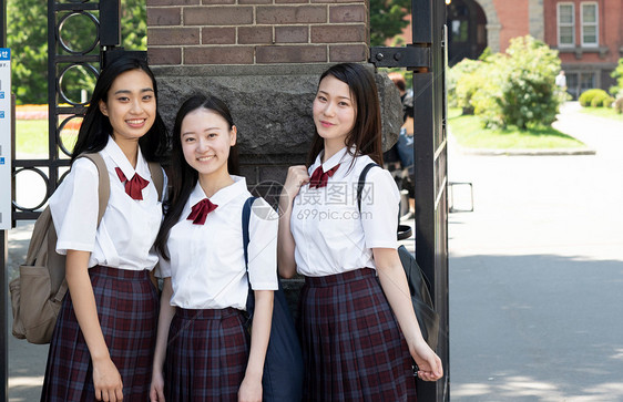 三名高中女生在学校游玩图片