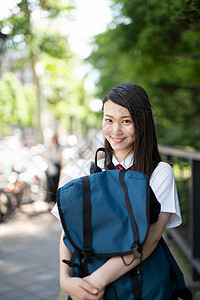 高中女生在学校游玩图片