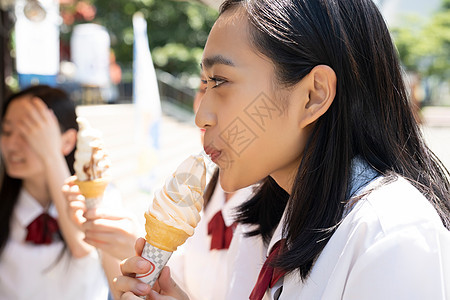 高中女生在户外吃冰淇淋图片