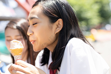 高中女生在户外吃冰淇淋图片