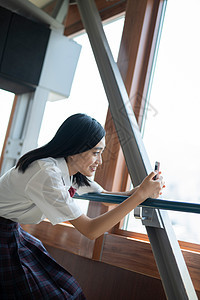 女学生在学校的电视塔里参观拍照图片