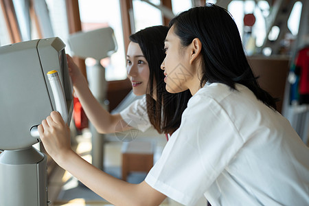 女学生在学校的电视塔里参观图片