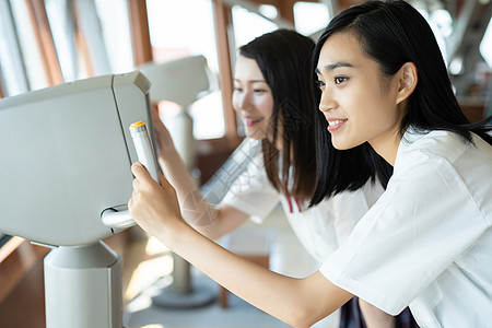 女学生在学校的电视塔里参观图片