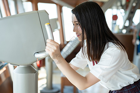 女学生在学校的电视塔里参观图片