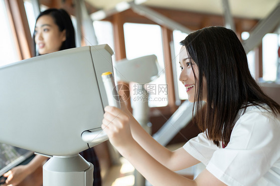 女学生在学校的电视塔里参观图片