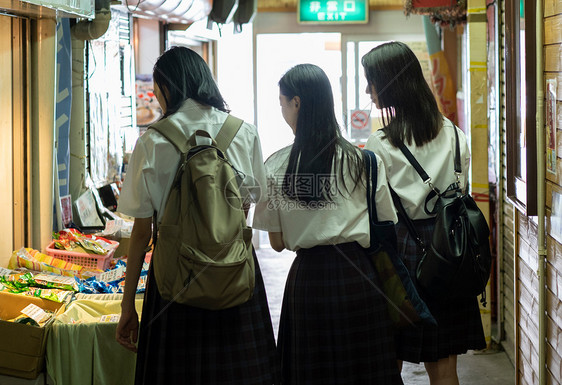 夏天高中女孩在购物市场背影图片