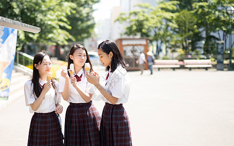 三名高中女生在户外吃冰淇淋图片