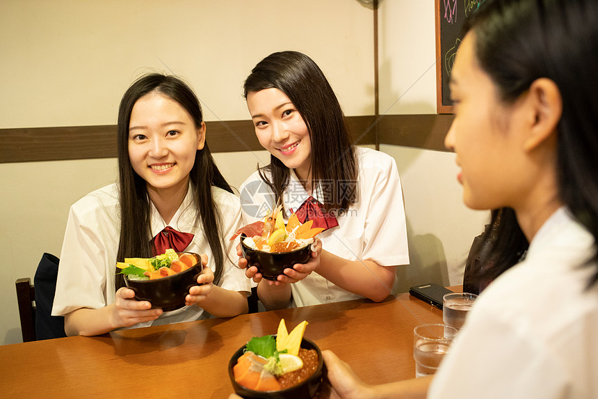 夏天高中女孩在餐厅吃海鲜图片