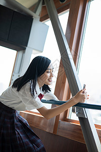 女学生在学校的电视塔里参观图片