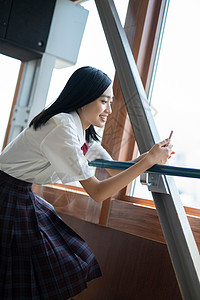 女学生在学校的电视塔里参观图片