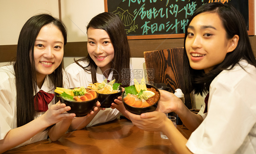 夏天高中女孩在餐厅吃海鲜图片