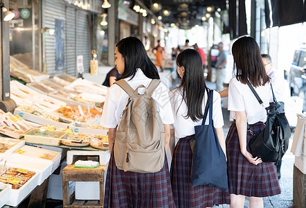 夏天高中女孩在逛海鲜市场图片