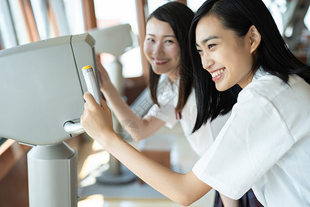 女学生在学校电视塔参观图片