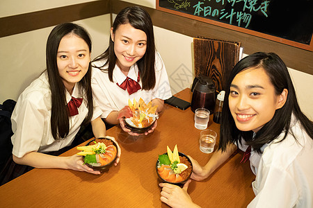 高中女孩在餐厅吃海鲜图片