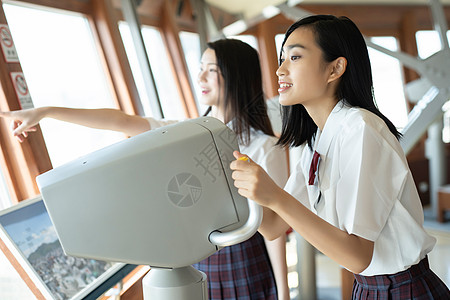 女学生在学校电视塔参观图片