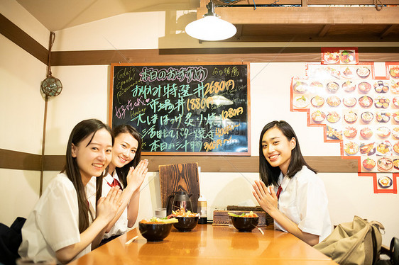 裙子3人餐高中女孩札幌学校旅行二条市场图片