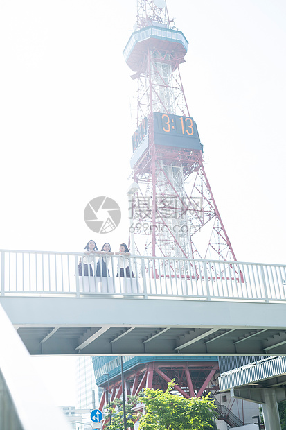 好朋友愉快青少年女学生札幌学校旅行电视塔图片