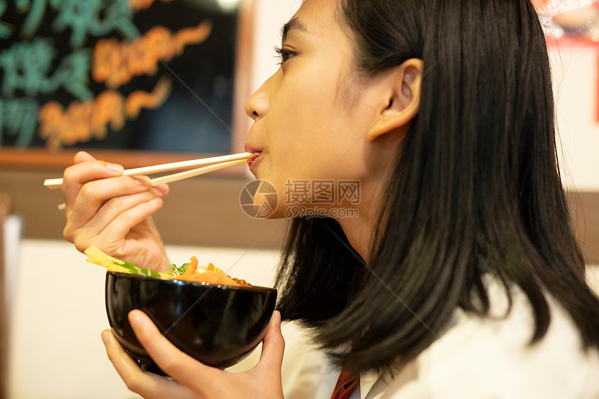 女高中生逛街开心品尝美食图片