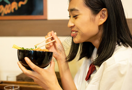 女高中生逛街开心品尝美食图片