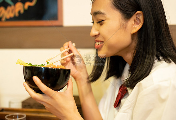 女高中生逛街开心品尝美食图片