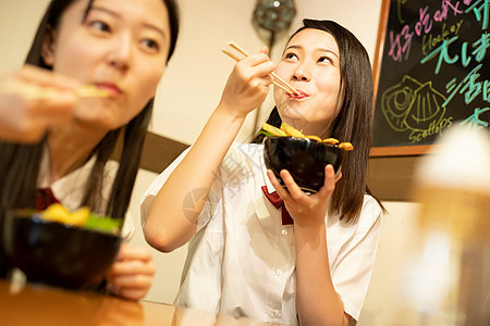 女高中生逛街开心品尝美食图片