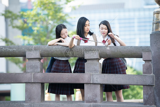 女学生在学校游玩图片