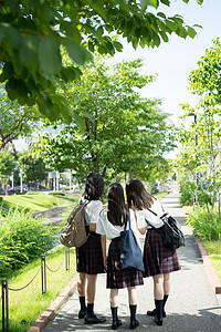 女学生在学校游玩背影图片