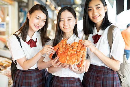 夏天高中女孩拿着大螃蟹图片