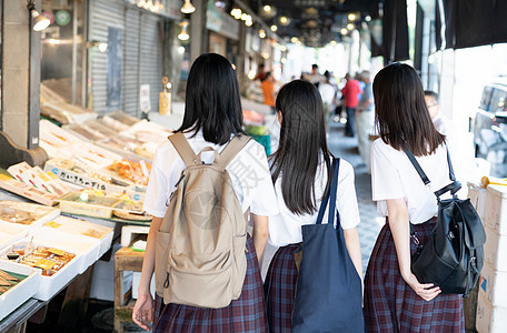 女高中生逛街背影图片