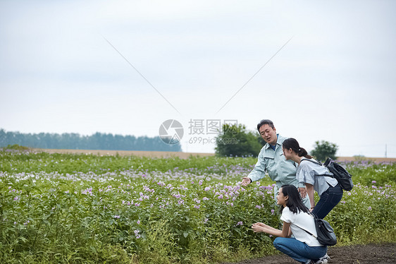 女高中生开心旅行形象图片