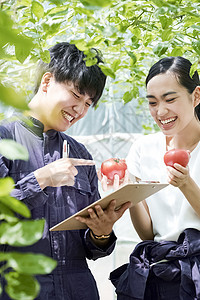 亚洲人壮年男人们男人和女人耕种房子耕种图片