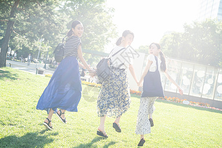 休假生机勃勃旅游业在公园里享受的女朋友图片