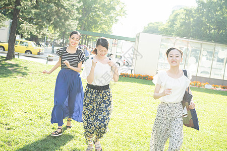 高兴留白3人在公园里享受的女朋友图片